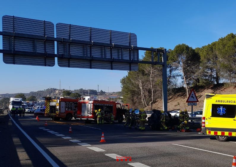 Un ferit crític i un de greu en un accident aquest matí a l’AP-7 al terme de Gelida