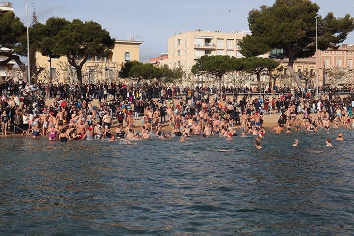 Gairebé mig miler de persones es posa a l’aigua a Sant Feliu de Guíxols en el primer bany de l’any