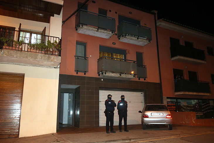 Els Mossos escorcollen el domicili del detingut pel crim masclista de Torroella de Montgrí