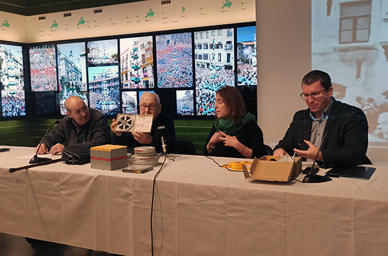 Els Verds i Ramon Saumell donen a l’arxiu comarcal més de 50 vídeos històrics de castells i Festa Major