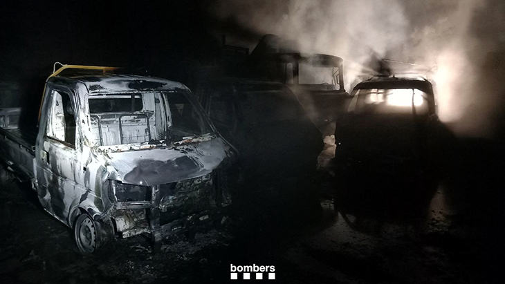 Cremen 17 vehicles a l’exterior d’una empresa al polígon de Riudellots de la Selva