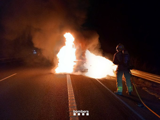 Dos vehicles s’han incendiat avui als vorals de l’AP-7 al seu pas per l’Alt Penedès