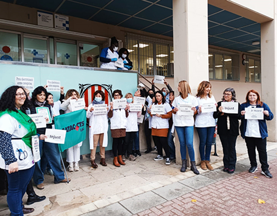 Nova concentració davant del CAP Alt Penedès per protestar pel tercer conveni laboral de l’Institut Català de la Salut