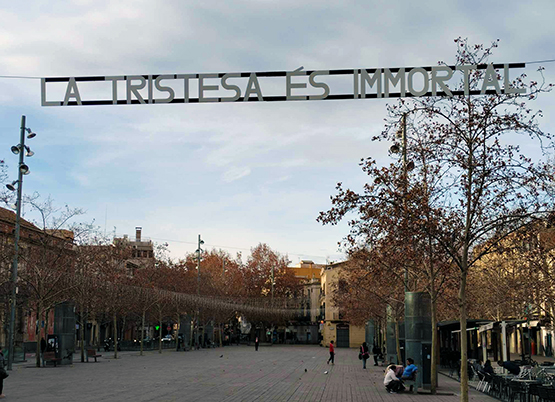 El poeta Santi Borrell instal·la a la rambla de Sant Francesc un vers de reflexió sobre les emocions i el temps