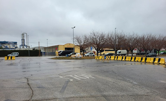 L’Ajuntament d’Olèrdola reordena els sentits de circulació a l’avinguda Hostal Nou del polígon de Sant Pere Molanta per evitar les curses il·legals de vehicles