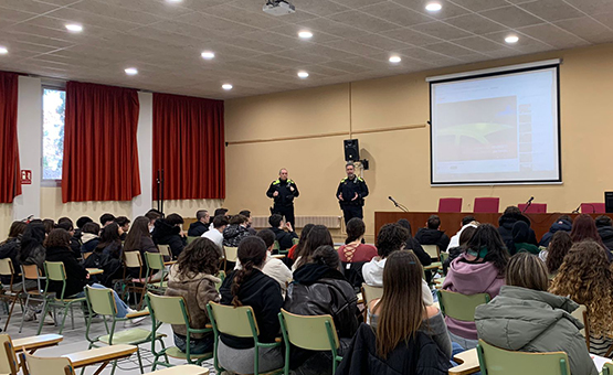 La Policia Local de Vilafranca ofereix xerrades als instituts per incentivar l’ingrés de les dones