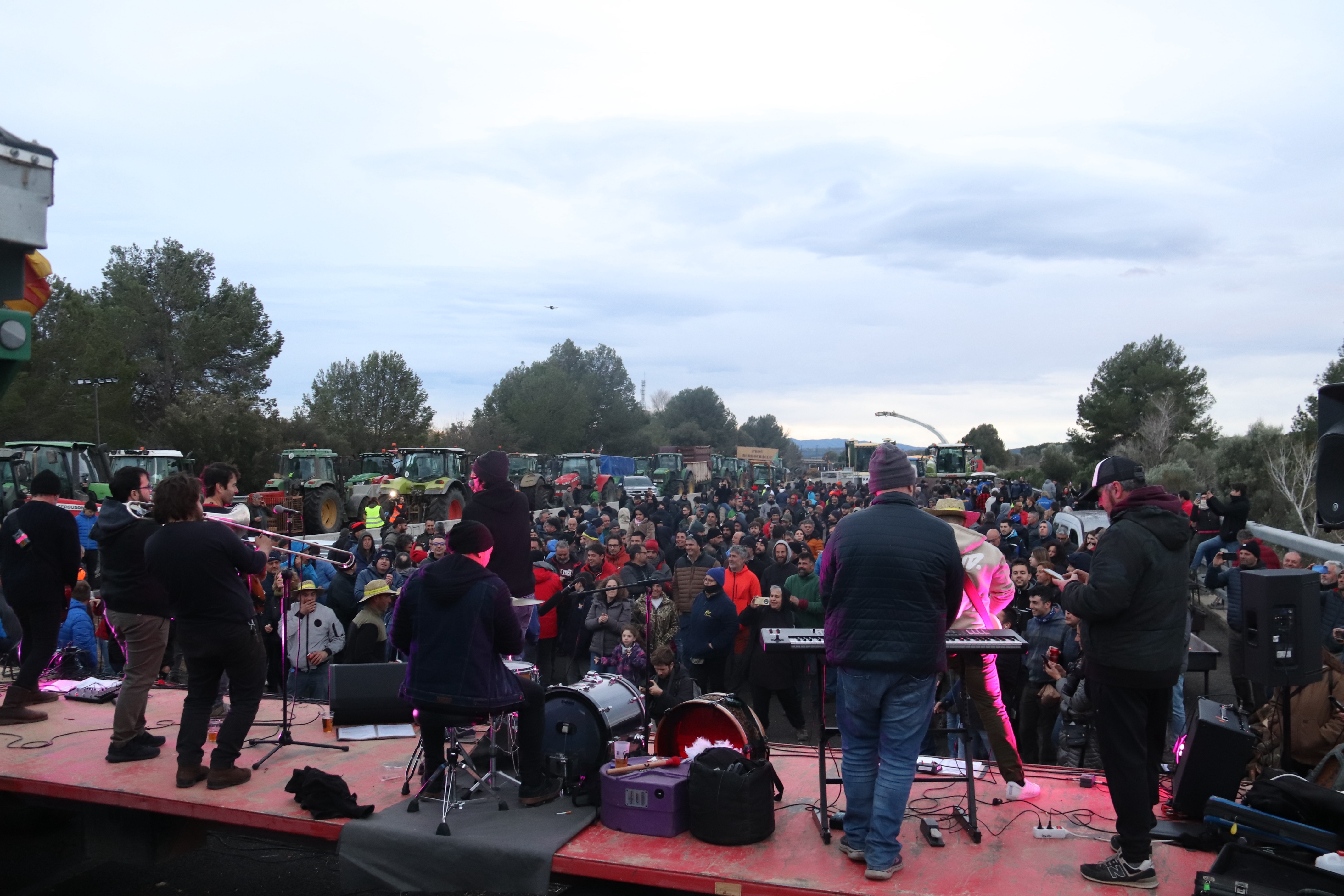 El concert de Di-versiones dels pagesos a l’AP-7 es fa viral a Alemanya i rep el suport d’agricultors del país