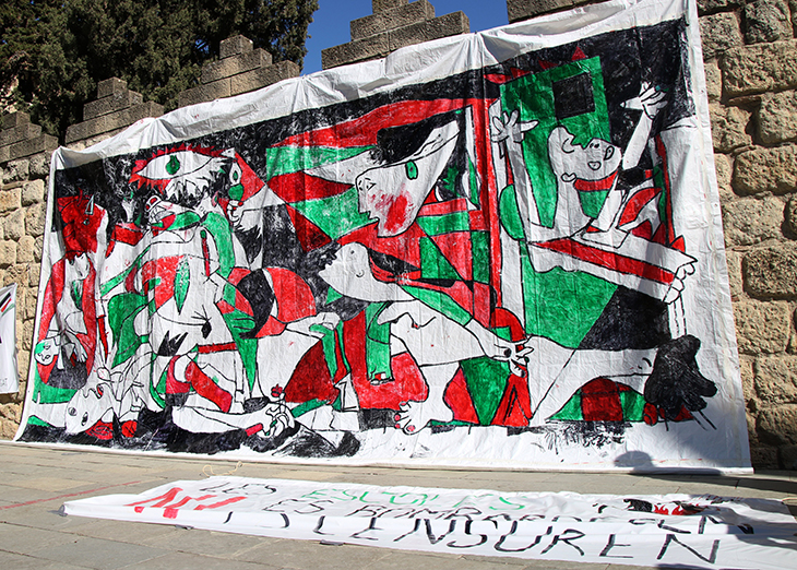 Famílies de Sant Cugat repinten el ‘Guernica’ amb la bandera de Palestina que diuen que va ser “censurat” pel consistori