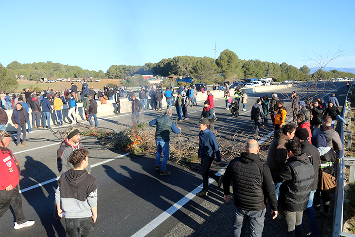 [ACTUALITZACIÓ]: Els pagesos gironins tallen l’AP-7 a Pontós i munten barricades al mig de la calçada