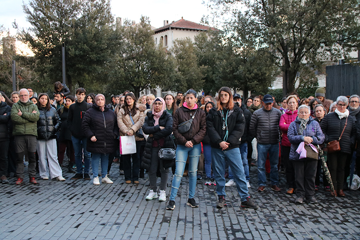 Olot condemna amb un minut de silenci l’assassinat de la veïna a mans de la seva parella i decreta tres dies de dol