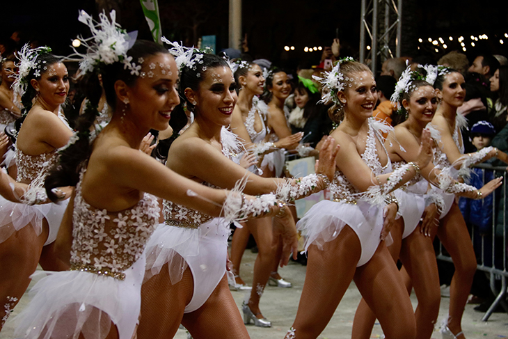 La disbauxa pren Sitges en una de les cites més multitudinàries del carnaval