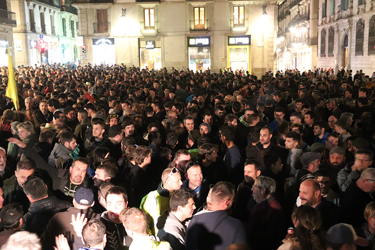 Els pagesos decideixen en assemblees si passen la nit a Barcelona: “Ara anant bé tenim 9 o 10 hores per tornar a Lleida”