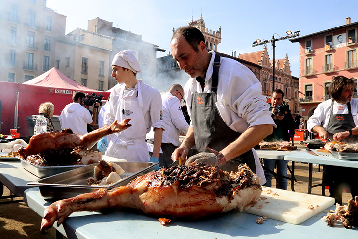 El Dijous Llarder de Vic atreu centenars de visitants: “Venim cada any a menjar l’entrepà de porc rostit. És el millor”