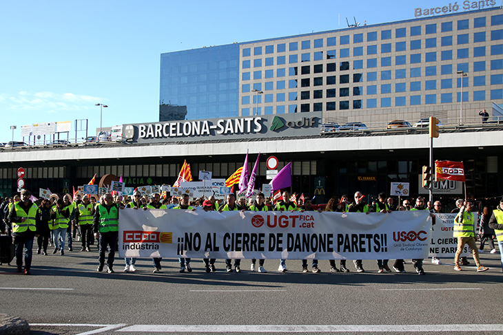 Els treballadors de Danone porten el “no al tancament” de la planta a la seu de la companyia a Barcelona