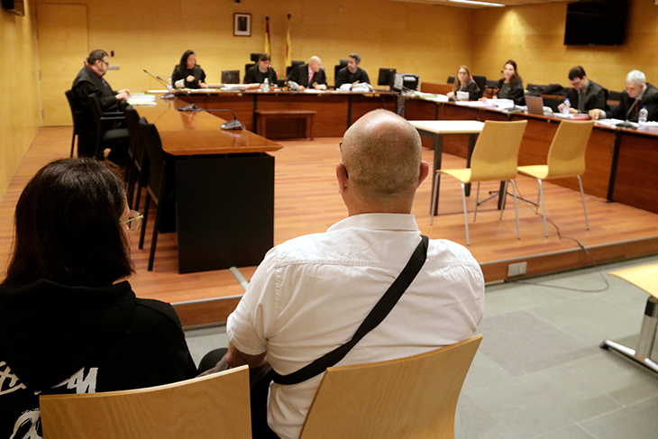 Comença el judici a un acusat que s’enfronta a 35 anys de presó per abusar de cinc menors a Empuriabrava