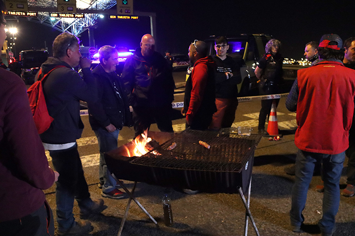 Unes desenes de tractors passaran la nit bloquejant l’accés al port de Tarragona