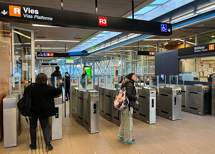 Retards de 25 minuts de mitjana a l’R3 en el primer dia laborable després de finalitzar el primer tram d’obres