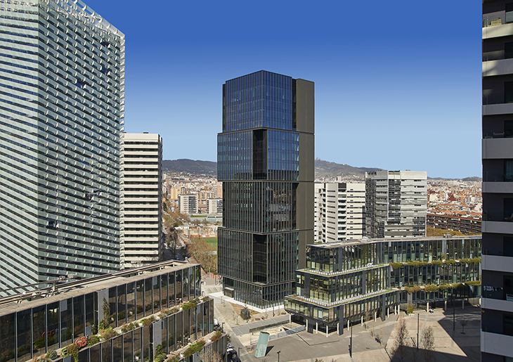 Puig inaugura una nova seu de 21.000 metres quadrats i 20 plantes a l’Hospitalet que dona feina a 500 persones