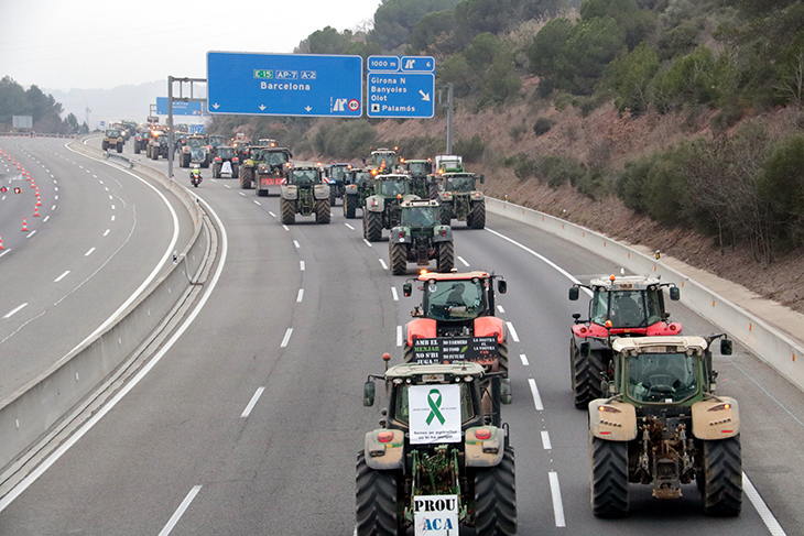 La marxa lenta de tractors causa 16 quilòmetres de congestió a l’A-2 a Jorba i 11 més a l’AP-7 a Maçanet de la Selva