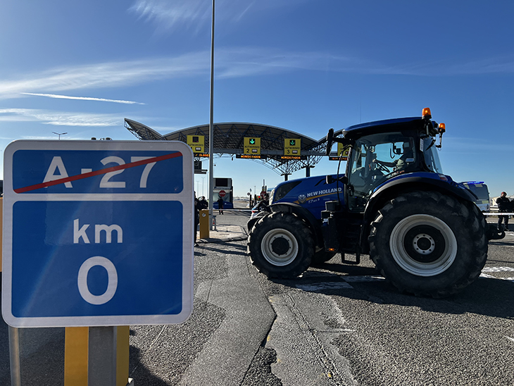 Centenars de tractors arriben de diferents punts per bloquejar l’accés al port de Tarragona