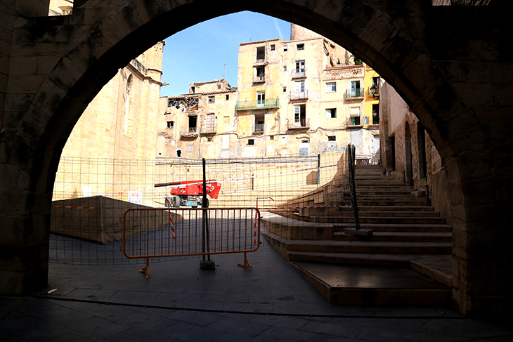 Enderroquen quatre dels immobles en risc ruïna imminent a tocar de l’Absis de la Catedral de Tortosa