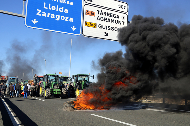 Uns 400 pagesos tallen l’A-2 a Tàrrega