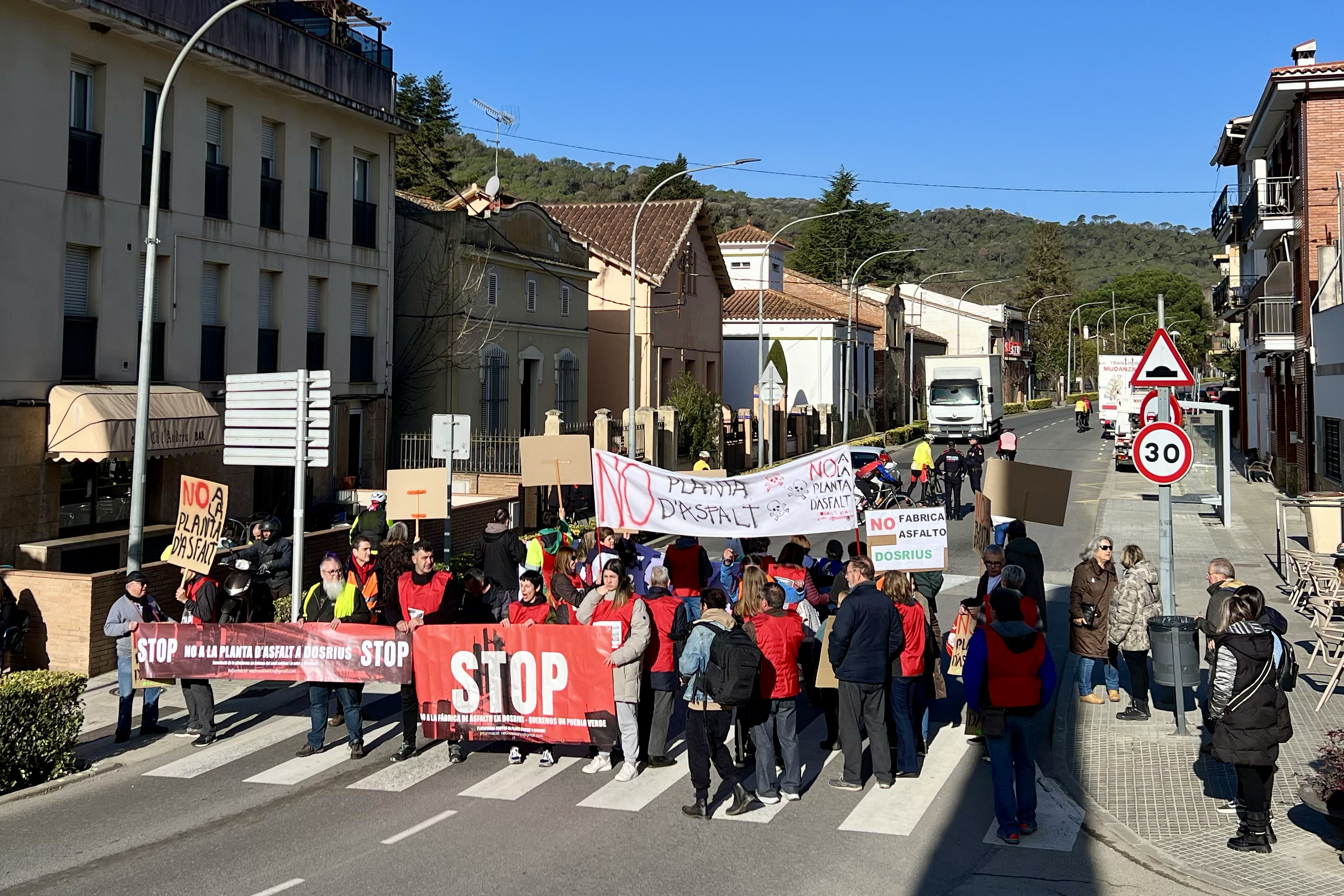 Veïns de Dosrius tallen la carretera d’accés al poble en rebuig al projecte de la fàbrica d’asfalt