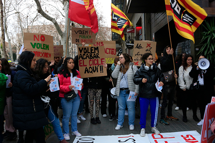 Sindicats i instituts afectats per la reordenació de l’FP protesten davant del Consorci d’Educació de Barcelona