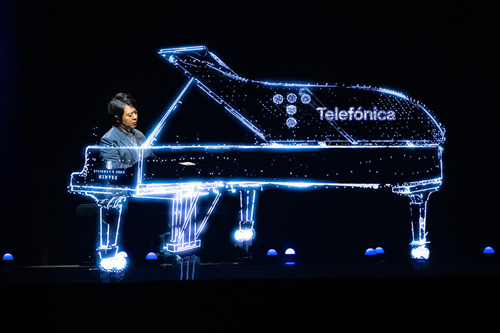El pianista xinès Lang Lang celebra el centenari de Telefónica al Liceu amb l’ajuda de drons i hologrames