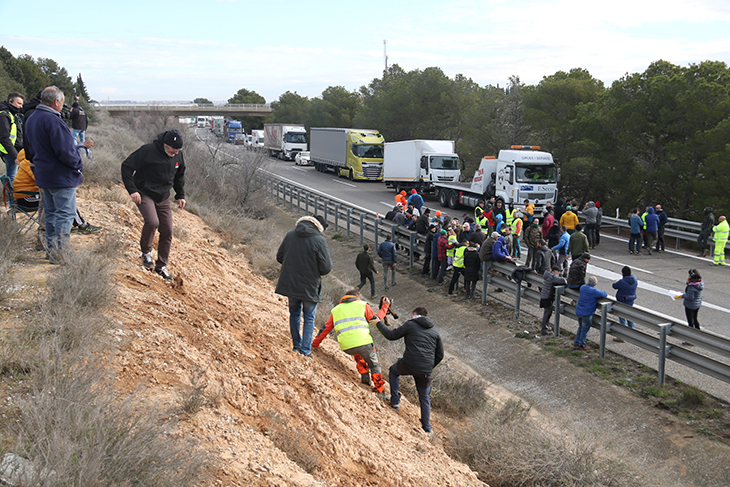 Desenes de pagesos tallen l’A-2 a Soses i un dispositiu dels Mossos els impedeix fer-ho a l’AP-2