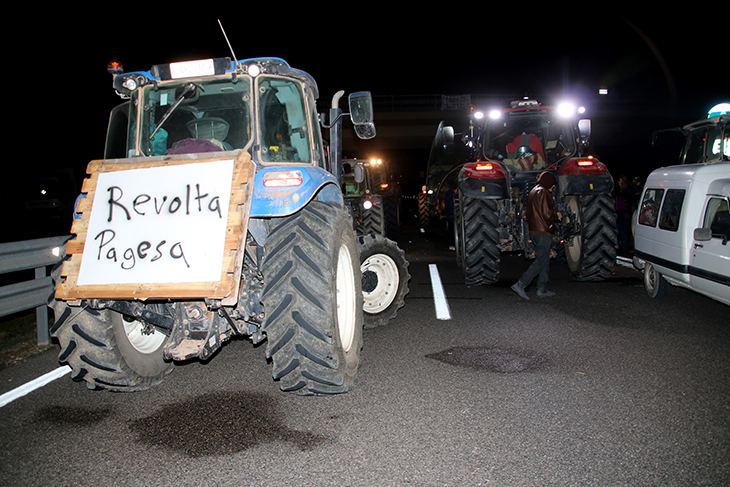 Centenars de tractors de comarques centrals surten en marxa lenta del Bages per continuar la protesta a Barcelona (3)