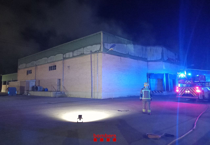 Extingit l’incendi en una nau de l’escorxador de Tortosa
