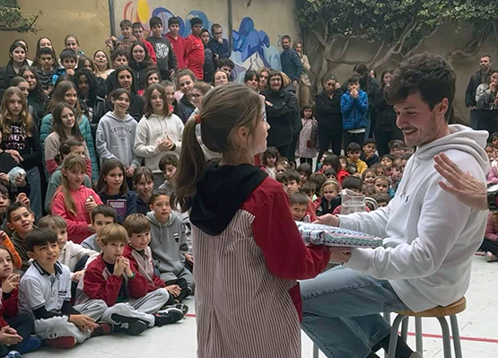 El cantant Miki Núñez va visitar divendres els alumnes de l’escola Vedruna de Vilafranca