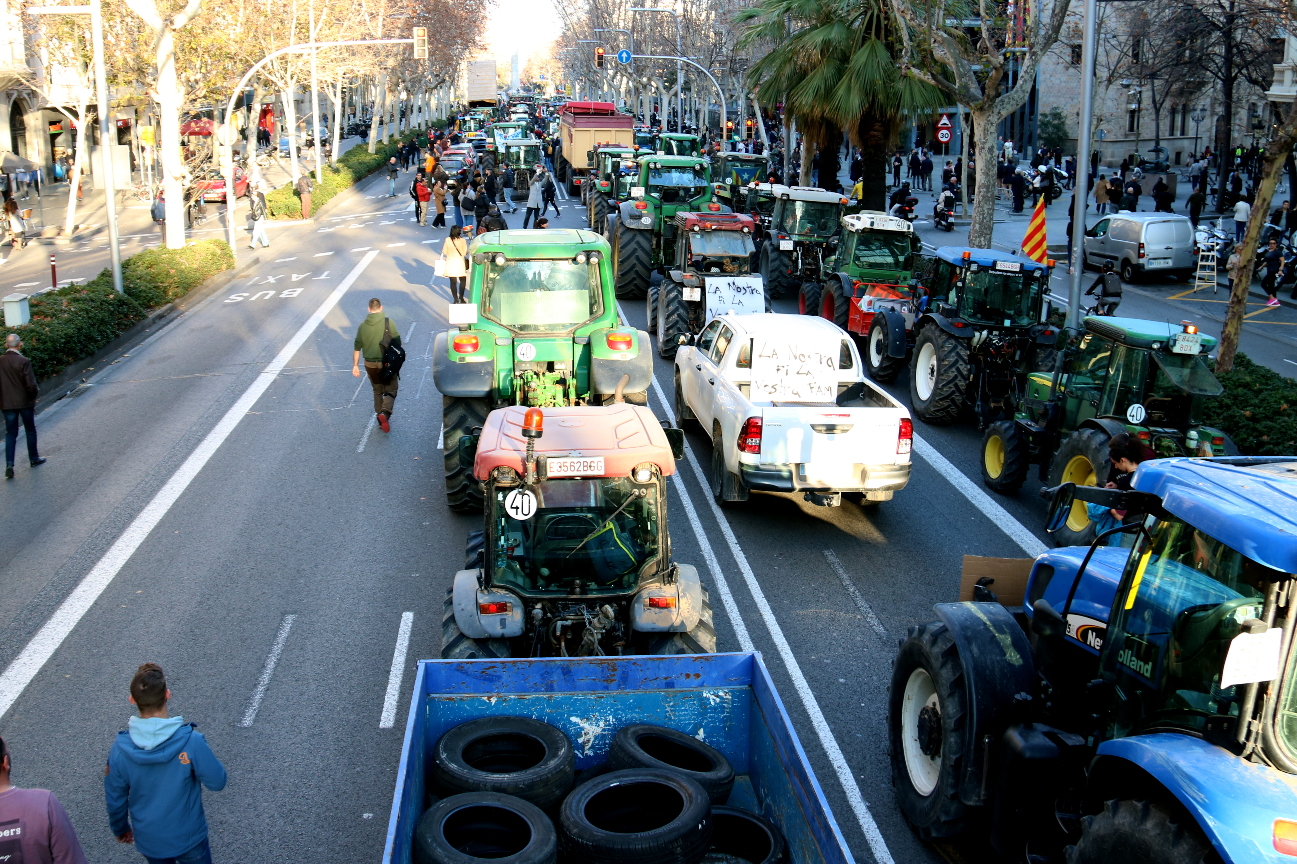 Retencions a l’A-2 i a la B-23 per la sortida dels tractors de Barcelona cap als seus punts d’origen