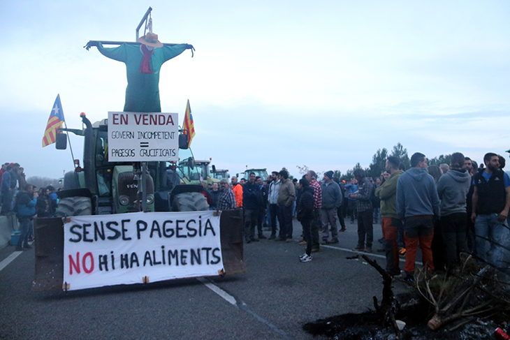Els pagesos de Girona pacten amb els Mossos desbloquejar l’N-II i ser escortats demà per l’AP-7 fins a Barcelona