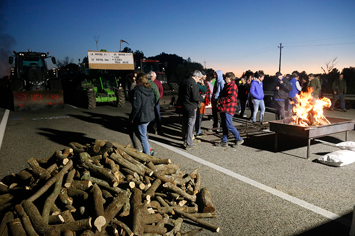 Més de 300 pagesos es preparen per fer nit a l’AP-7 a Pontós i criden a mantenir aquest “punt fort” de la protesta