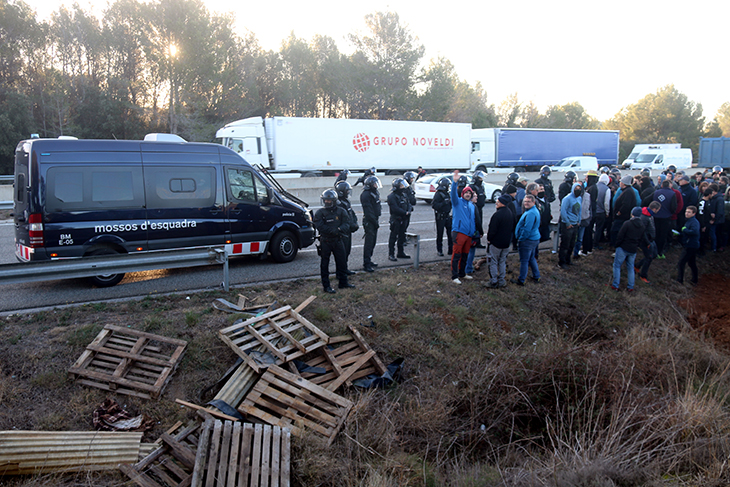 Els pagesos de les comarques gironines bloquegen l’N-II a Pontós i van a l’AP-7