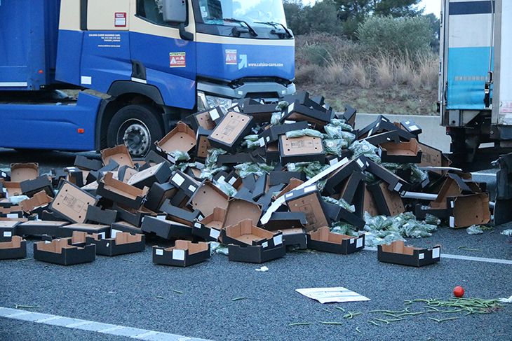 Els pagesos gironins buiden diversos camions plens de verdura a l’AP-7 i es preparen per una protesta “indefinida”