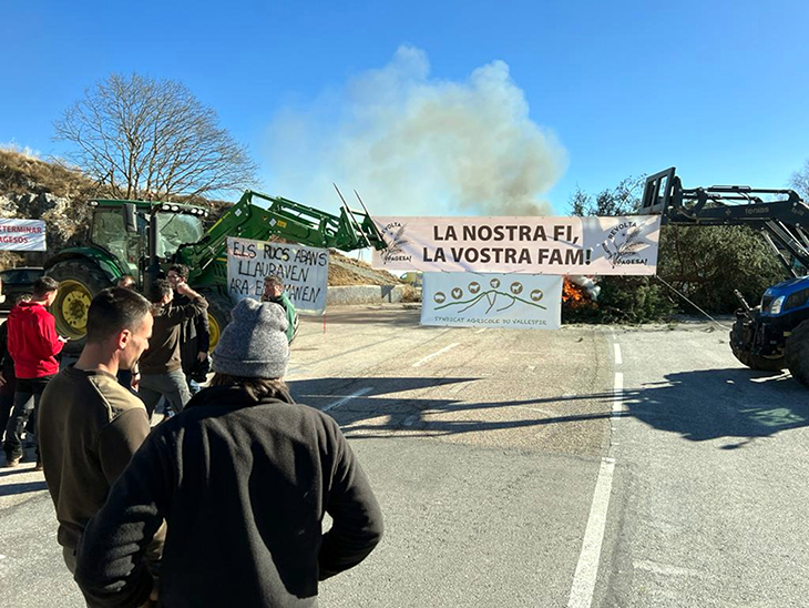 Pagesos del Ripollès tallen el coll d’Ares amb l’ajuda de ramaders de la Catalunya del Nord