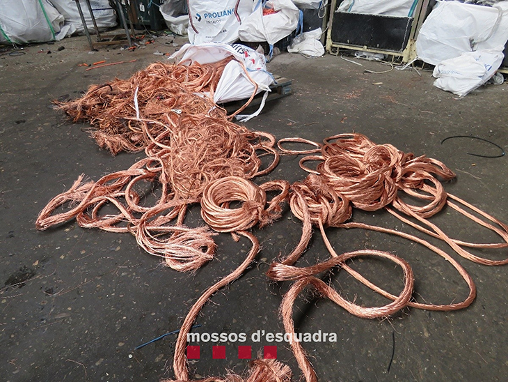 Detenen a Esparreguera cinc membres d’un grup que havia robat cablejat de coure en empreses de Ponent