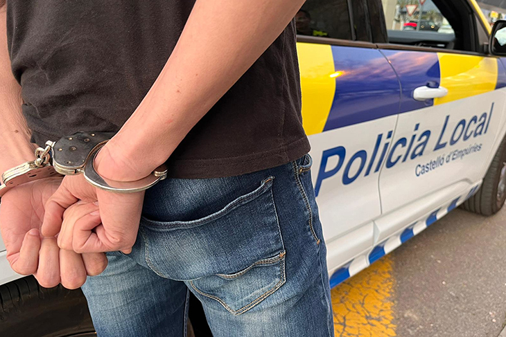 Detenen un home que tenia una ordre d’expulsió pendent a Castelló d’Empúries