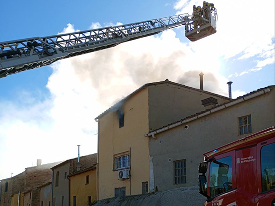 Els Bombers extingeixen un incendi a un habitatge de Sant Pere de Riudebitlles