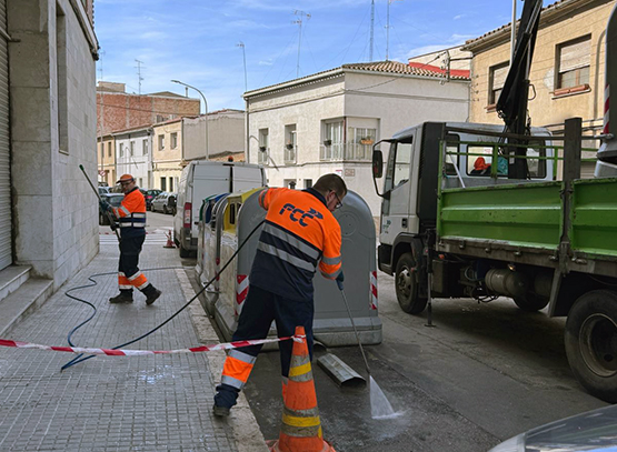 La neteja sota dels contenidors a Vilafranca es fa amb aigua freàtica