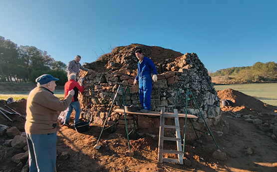 El Centre Excursionista del Penedès repara una barraca de pedra seca a Sant Martí de Tous