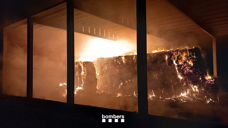 Un foc calcina 380 bales de palla en una finca de Preixens