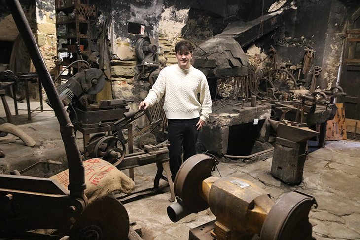 Un estudiant d’institut museïtza l’antiga ferreteria familiar de Madremanya amb més de 120 anys d’història