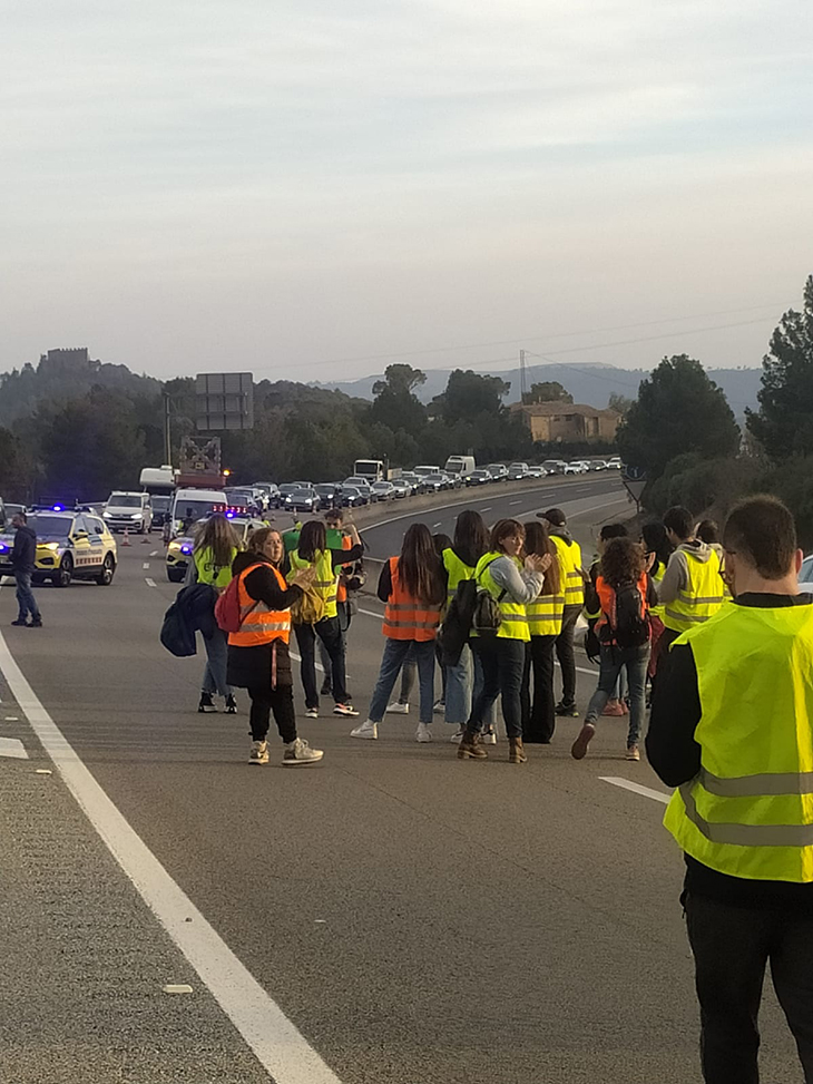Veïns de Navàs tallen la C-16 a Balsareny per reclamar un nou edifici per a l’institut del municipi