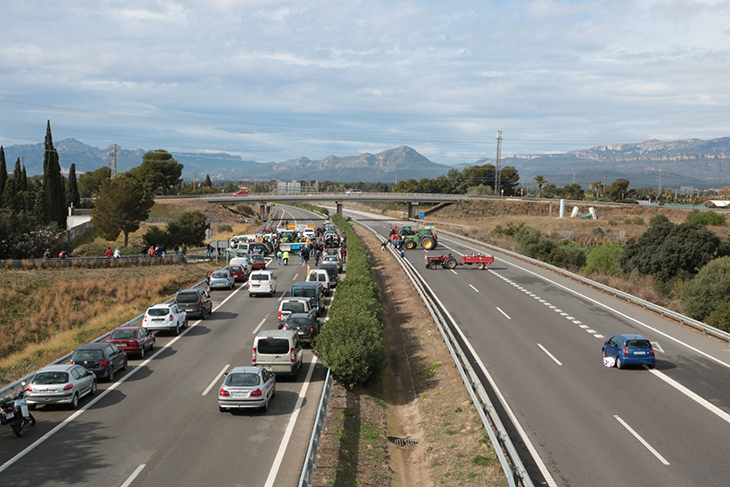Els pagesos tallen l’AP-7 a Cambrils en els dos sentits per protestar contra projectes com el Hard Rock