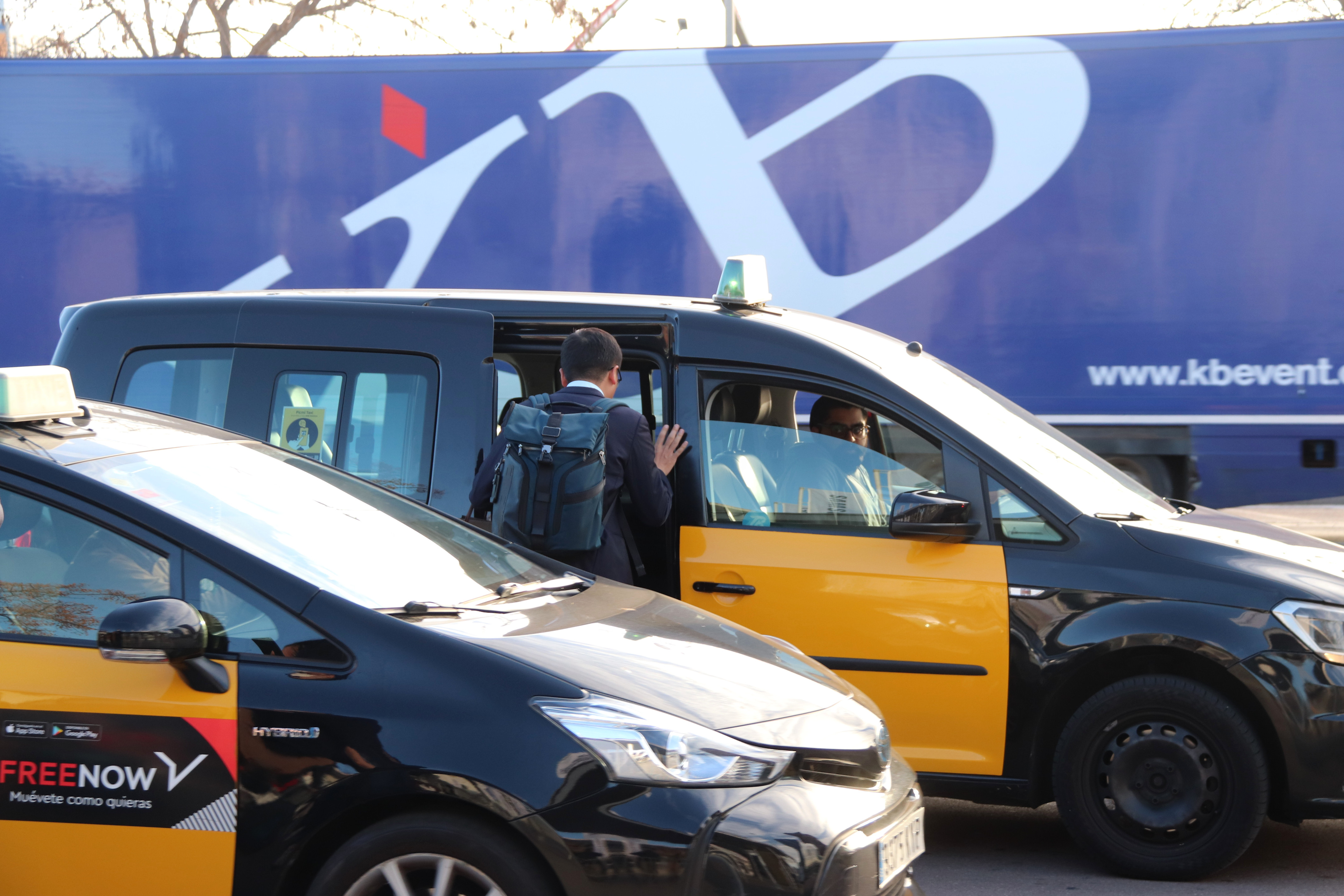 L’Autoritat Catalana de Protecció de Dades avala instal·lar càmeres dins dels taxis per “perseguir” agressions