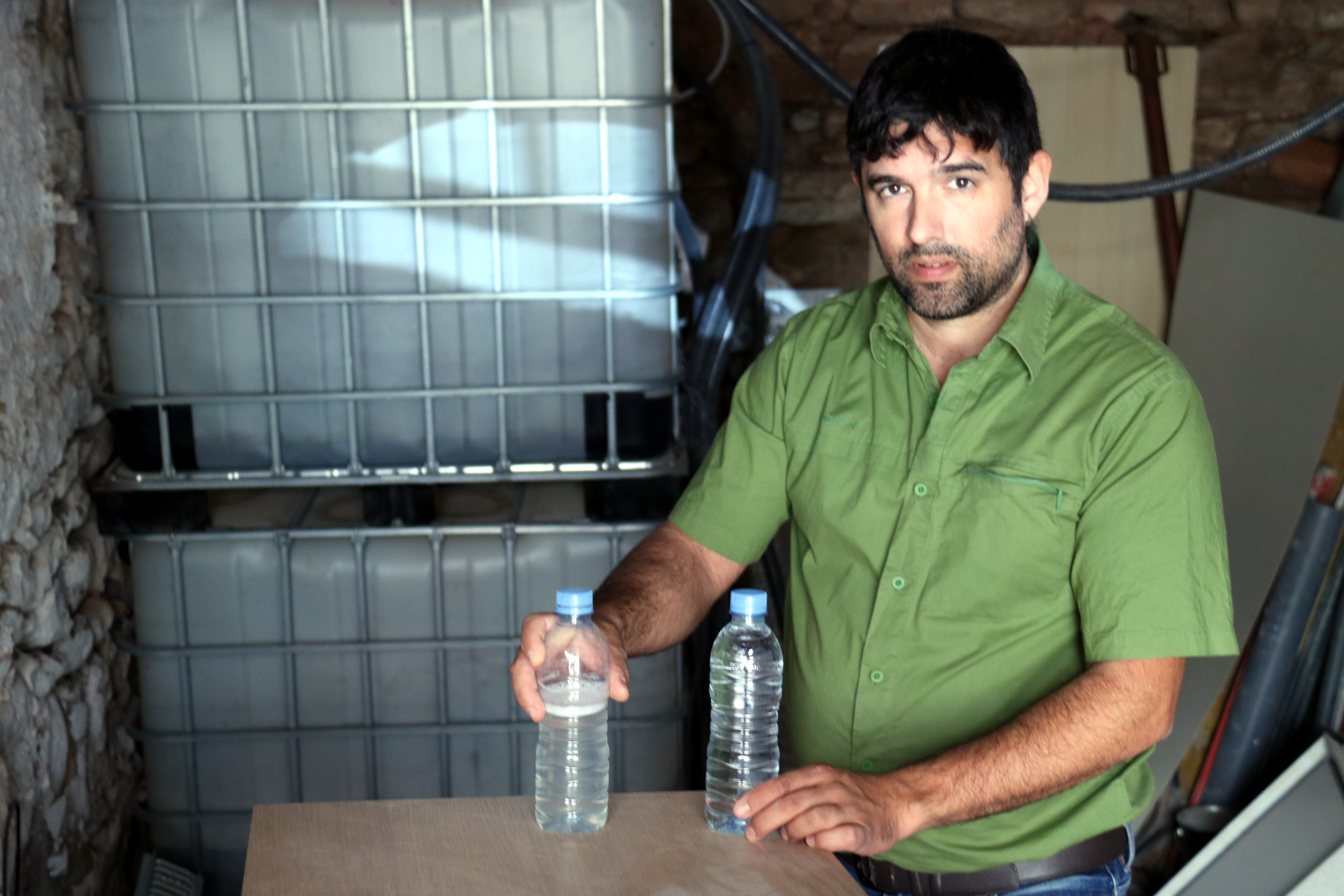 Un veí d’Artés ofereix 1.000 litres d’aigua que li sobren a la setmana gràcies a un sistema que ha dissenyat a casa seva